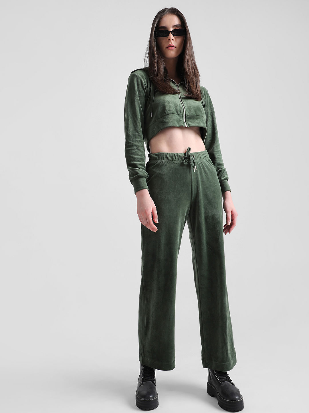 Crop Tops & Oversized Pants Are A Summer Outfit Dream For Those Who Love  Playing With Proportion